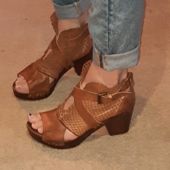 Genuine leather must have sandals - Picture 2 of 6